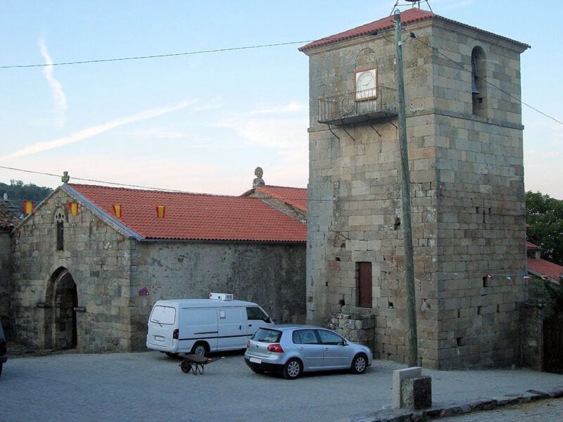 Iglesia y campanario de la parroquia Sobrado de Trives