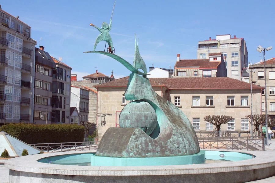 ▷ CARBALLINO » Qué ver y hacer en esta bonita villa gallega Plaza del Emigrante