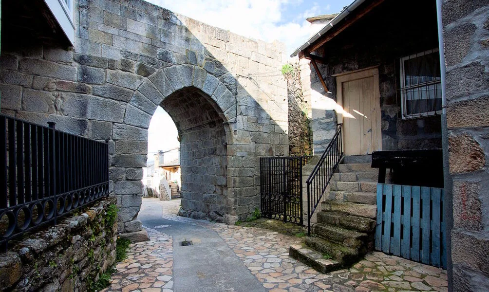 ▷ MANZANEDA » Qué ver y hacer en este pueblo de montaña Porta Da Vila