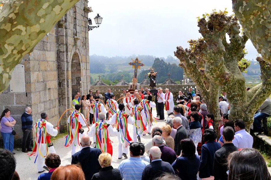 Danzas tradicionales en honor de la Santa Cruz de Castrelo